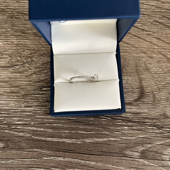 Diamond Engagament Ring - Picture 3 of 6